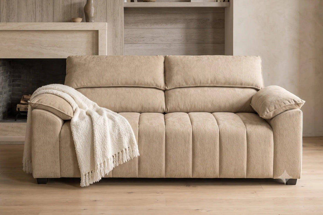 Sofá Sian de Colbox, sofá chenille color beige en living moderno con chimenea
