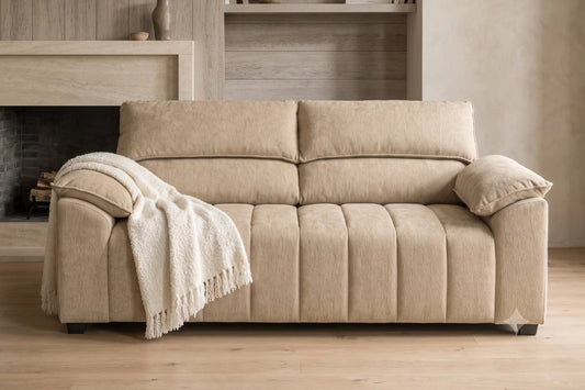 Sofá Sian de Colbox, sofá chenille color beige en living moderno con chimenea